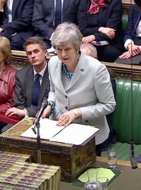 Britská premiérka Theresa Mayová při projevu v parlamentu