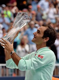 Roger Federer se svou 101. turnajovou trofejí