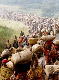 Uprchlíci z Rwandy na hranicích s Tanzanií. Celkově muselo ze svých domovů uprchnout asi 2,7 milionu lidí