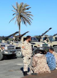 Na předměstí největšího libyjského města, ve kterém oficiálně žije téměř 1,2 milionu lidí, se jednotky maršála Haftara střetly s bezpečnostními jednotkami mezinárodně uznávané vlády