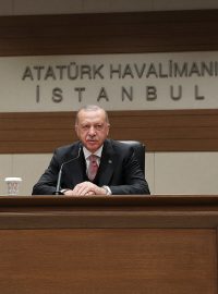 Turecká vládní Strana spravedlnosti a rozvoje prezidenta Recepa Tayyipa Erdogana požádá ústřední volební komisi o zopakování místních voleb v Istanbulu