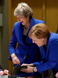 Německá kancléřka před jednáním Evropské rady pobavila premiérku Mayovou i předsedu Tuska