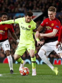 Lionel Messi i po krvavém zranění motal hlavy i nohy obráncům United