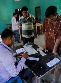 I ve volební místnosti v Majuli lidé od čtvrtka vybírají zástupce do dolní komory parlamentu.