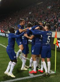Hráči Chelsea se radují ze vstřeleného gólu do sítě Slavie