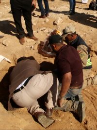 Odkrývání hromadného hrobu v irácké Samawě.