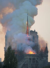 V Paříži hoří katedrála Notre-Dame. Požár zachvátil střechu i věž.