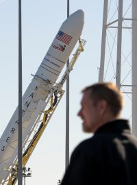 Z kosmodromu na americkém ostrově Wallops odstartovala ve středu večer nosná raketa Antares s nákladní lodí Cygnus společnosti Northrop Grumman