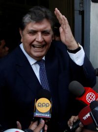 Bývalý peruánský prezident Alan García ve středu zemřel po zjevném pokusu o sebevraždu. Snímek je z únoru 2017 před budovou prokuratury