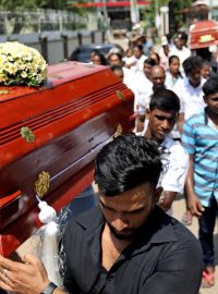 Počet obětí nedělních teroristických útoků na kostely a hotely na Srí Lance na 359. S odvoláním na oznámení policie o tom dnes informovala agentura AP