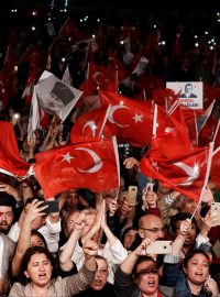 Příznivci turecké opoziční Lidové republikánské strany protestují proti rozhodnutí komise o anulaci voleb v Istanbulu.