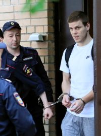 Ruský fotbalista Alexander Kokorin v doprovodu policistů.