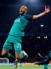 Lucas Moura slaví svůj třetí gól vstřelený do sítě Ajaxu, který znamená postup Tottenhamu do finále Ligy mistrů