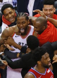 Basketbalisté Toronta Raptors oslavují postup do semifinále NBA