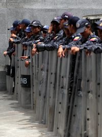 Venezuelská policie při úterní blokádě Národního shromáždění