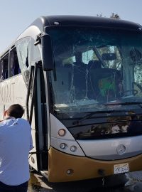 Turistický autobus, který byl zasažen při exploze poblíž muzea v egyptské Gíze