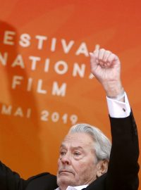 Francouzský herec Alain Delon na filmovém festivalu v Cannes převzal čestné ocenění za celoživotní dílo