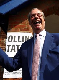 Lídr nové Strany pro brexit Nigel Farage má důvod k úsměvu, jeho strana má podle průzkumů v Británii vyhrát