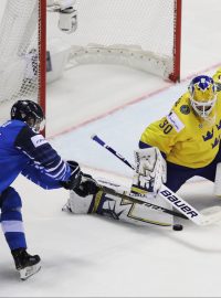 Fin Kaapo Kakko se snaží překonat švédského brankáře Henrika Lundqvista