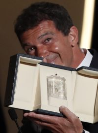 Nejlepším hercem byl na filmovém festivalu v Cannes oceněn Antonio Banderas za svou roli ve filmu Bolest a sláva