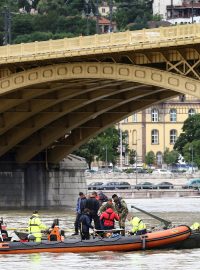 Intenzivní pátrání po nezvěstných účastnících neštěstí pokračuje i desítky kilometrů dál po proudu, přičemž tok Dunaje má být sledován až k srbským hranicím na jihu země