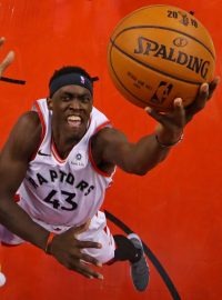 Útočník Toronta Pascal Siakam (vpravo) se prosazuje přes Draymonda Greena z Golden State