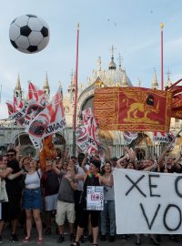 „Monstrózní lodě pryč z Benátek,“ provolávali demonstranti.