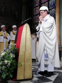 Rektor katedrály Patrick Chauvet označil mši za důkaz, že „Notre-Dame stále žije“