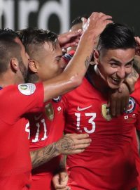 Fotbalisté Chile slaví gól v zápase s Japonskem