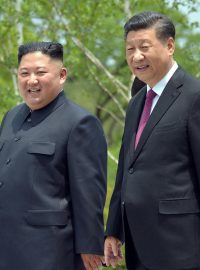 Severokorejský diktátor Kim Čong-un (vlevo) a čínský prezident Si Ťin-pching (archivní snímek z června 2019)