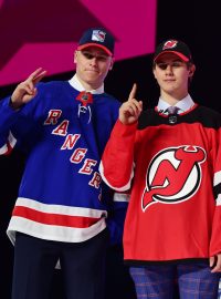 Zleva: Kaapo Kakko (New York Rangers), Jack Hughes (New Jersey Devils) a Kirby Dach (Chicago Blackhawks)