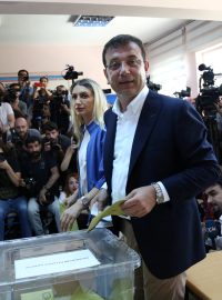 Ekrem Imamoglu vyhrál volby v Istanbulu. Na fotce během hlasování, doprovázen svou manželkou Dilek