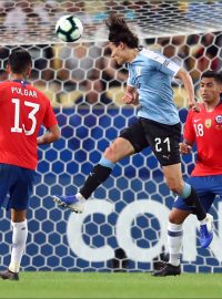Útočník Edinson Cavani z Uruguaye (v modrém) skóruje v zápase proti Chile