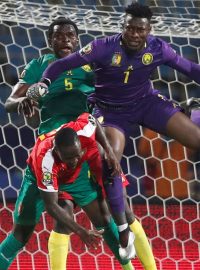 Utkání afrického šampionátu mezi Kamerunem a Beninem. Ve výskoku Michael Ngadeu (vlevo) a brankář André Onana.
