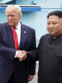 Donald Trump s Kim Čon-unem udržují dobré vztahy. Trump například jako první prezident USA krátce vstoupil na území KLDR.