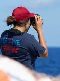 Členka posádky lodi Alan Kurdi německé organizace Sea-Eye z Řezna