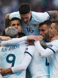 Fotbalisté Argentiny slaví gól ve finále Copy América