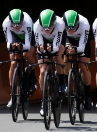 Jezdci stáje Dimension data během týmové časovky na Tour de France