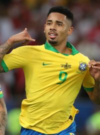 Gabriel Jesus (vpravo) se raduje z gólu do sítě Peru ve finále jihoamerického šampionátu