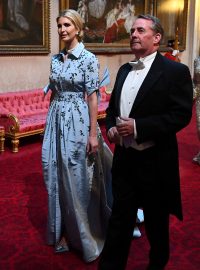 Britský ministr obchodu Liam Fox a Ivanka Trumpová během návštěvy Británie.