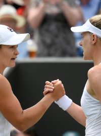 Ashleigh Bartyová (vlevo) gratuluje své soupeřce Alison Riskeové k vítězství v osmifinále Wimbledonu