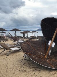 Poničené vybavení na pláži Chalkidiki