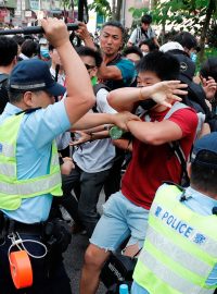 Policejní zásah proti prodemokratickým aktivistům v obchodní čtvrti Hongkongu (archivní foto)