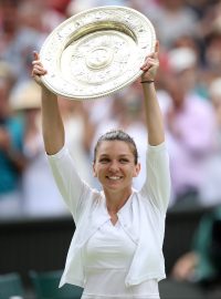 Simona Halepová s trofejí pro vítězku Wimbledonu