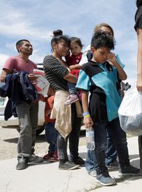Spojené státy dál odebírají na hranici s Mexikem děti rodinám imigrantů. Tvrdí to Americká unie občanských práv, podle které oddělily úřady od rodičů za poslední rok více než 900 dětí