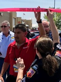 Na sociálních sítích se objevily nepotvrzené spekulace až o 18 zraněných a fotografie lidí, jak s rukama nad hlavou opouští obchodní dům Walmart.