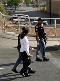 Policisté hlídkují před nákupním centrem v El Pasu.