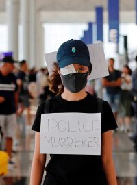 Demonstrant na mezinárodním letišti v Hongkongu.