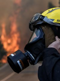 Za poslední tři dny řečtí hasiči vyjeli ke 182 lesním požárům