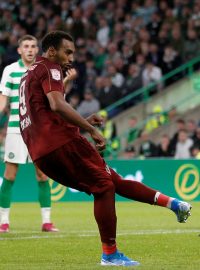Fotbalista Kluže Billel Omrani proměňuje penaltu v odvetném utkání 3. předkola Ligy mistrů proti Celticu Glasgow